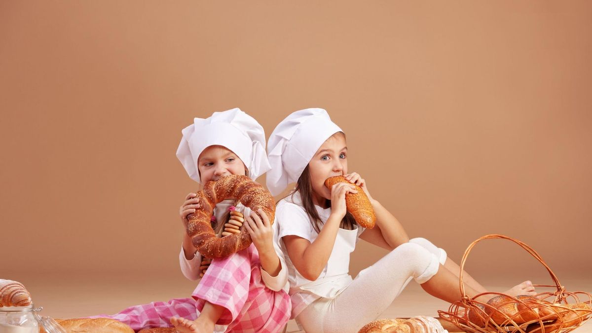 Dzieci jedzą pieczywo