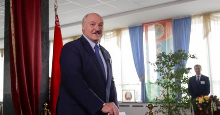 Białoruś. CKW: Alaksandr Łukaszenka prowadzi. Szefowie komisji: wygrała Swiatłana Cichanouska