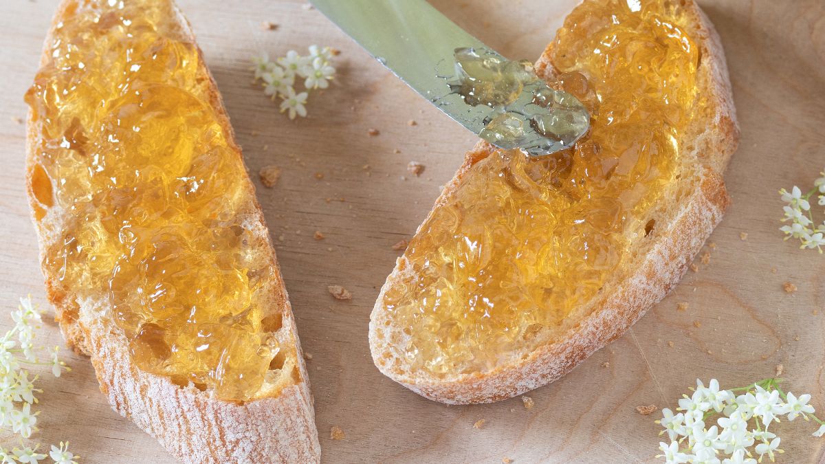 Galaretka z kwiatów bzu na chrupiącej bagietce to niebo w gębie 