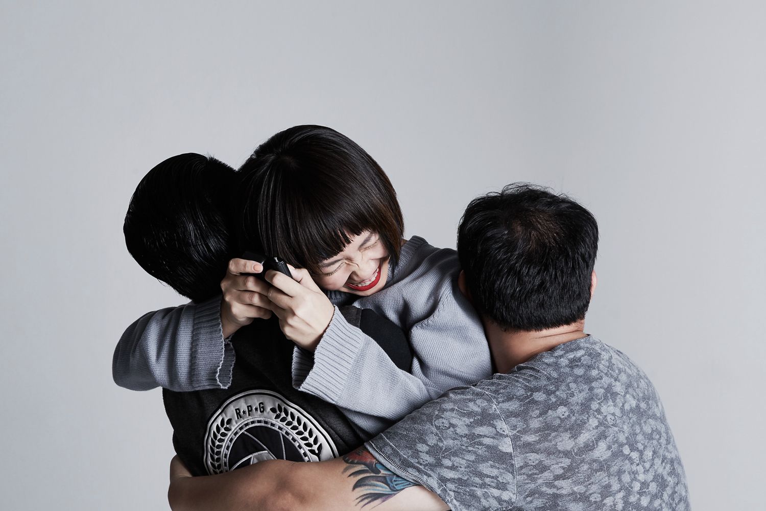 Projekt fotograficzny „Care Deeply” trafnie pokazuje jakie emocje towarzyszą przytuleniu 16