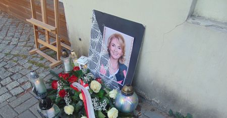 Lewica Płock złożyła kwiaty pod tablicą pamiątkową  posłanki Jolanty Szymanek-Deresz