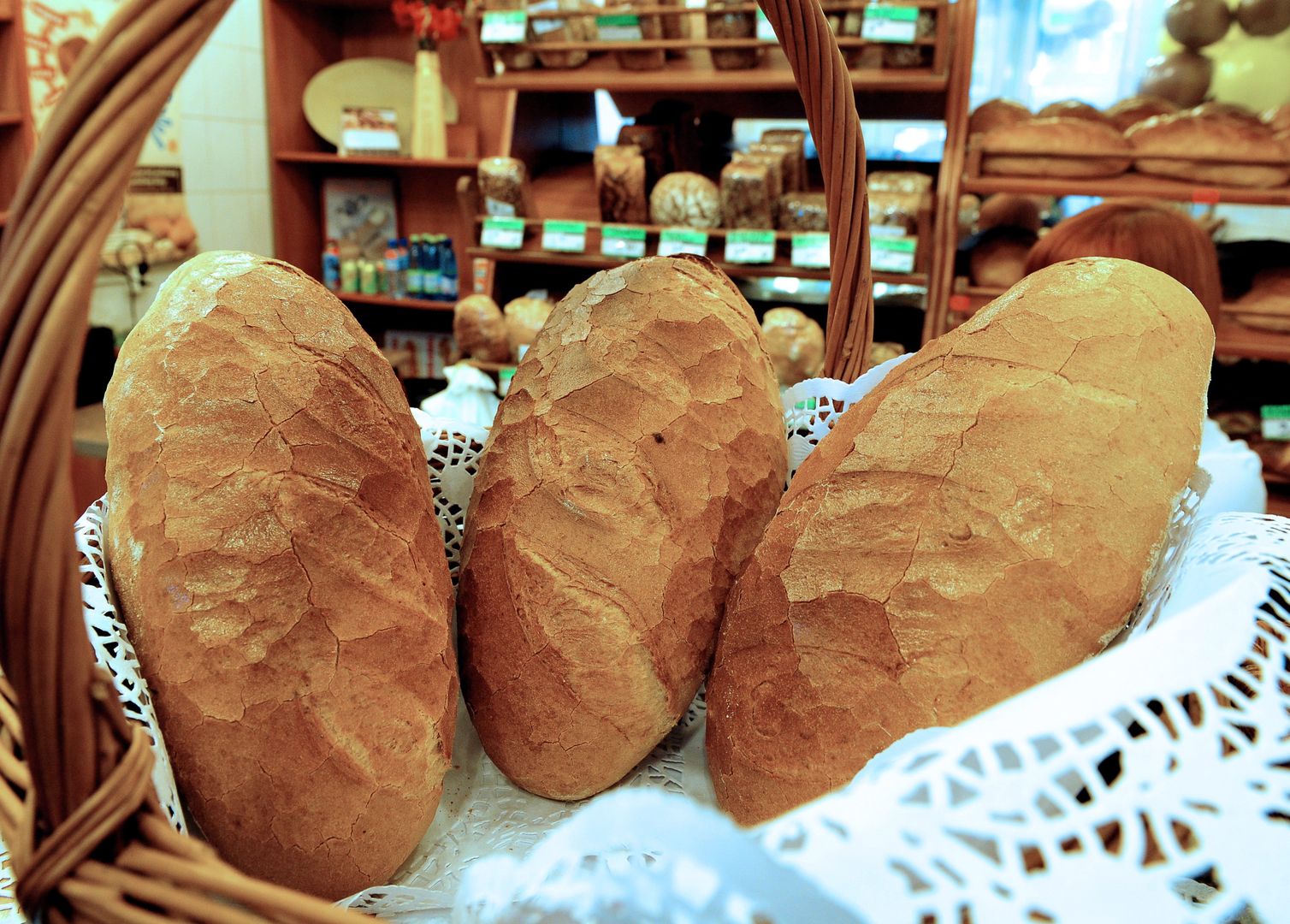 Piekarnie doliczają opłatę za przekrojenie chleba. "Nie powinno tak być"