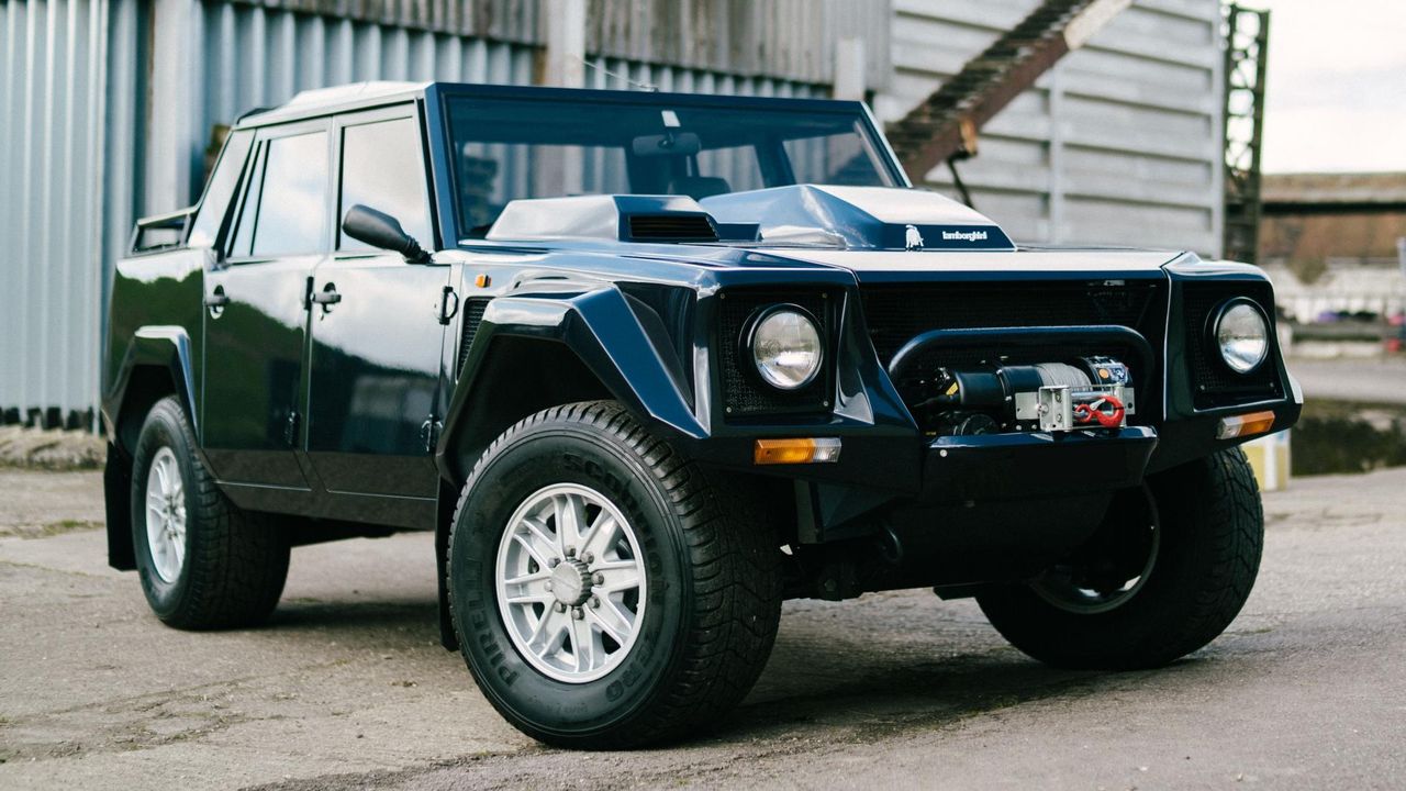 Lamborghini LM002, które wystąpiło w Top Gear trafiło na sprzedaż. To świetnie zachowana sztuka