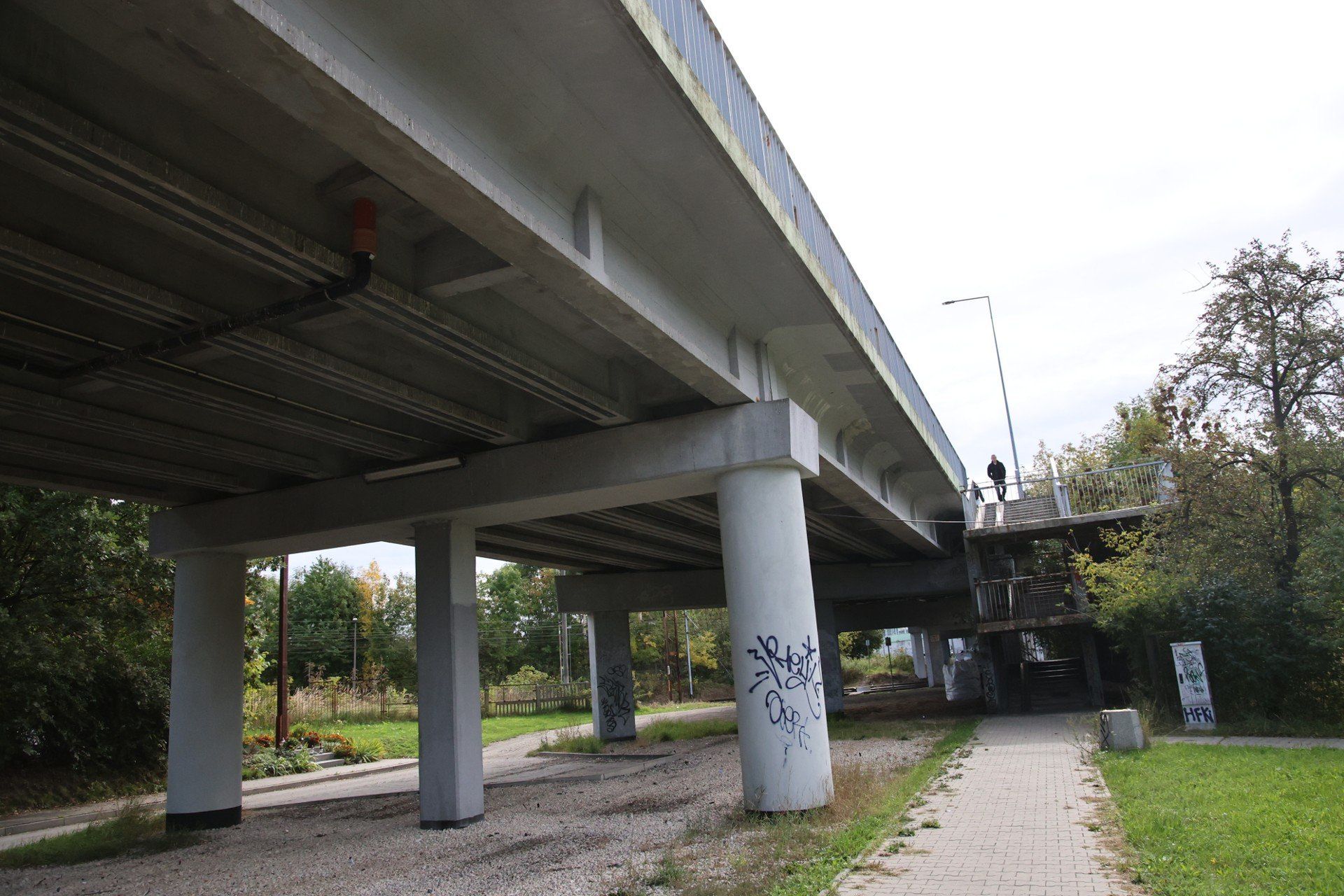 Dwuetapowy remont gzymsów wiaduktu sparaliżuje ruch na ulicy 1 Maja