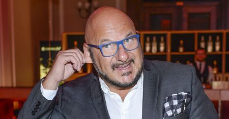 Piotr Gąsowski z córką na wakacjach. Skaczą beztrosko wśród fal