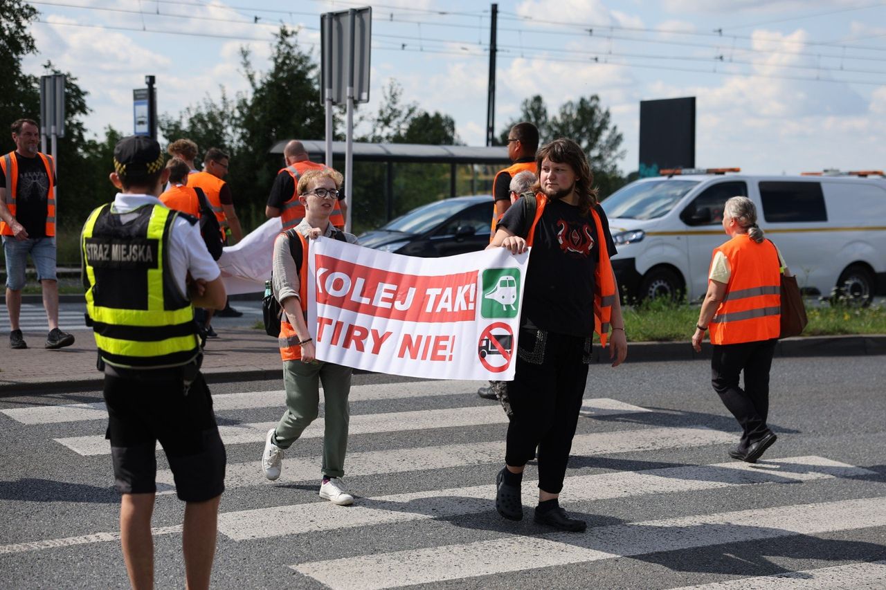 Dąbrowa Górnicza: Pracownicy PKP i Ostatnie Pokolenie blokują drogi