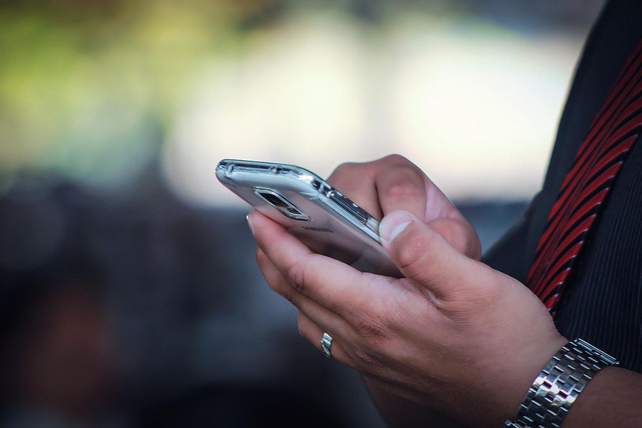 Opole: Oszustwo przy sprzedaży telefonu – 30-latek stracił prawie 15 tys. zł