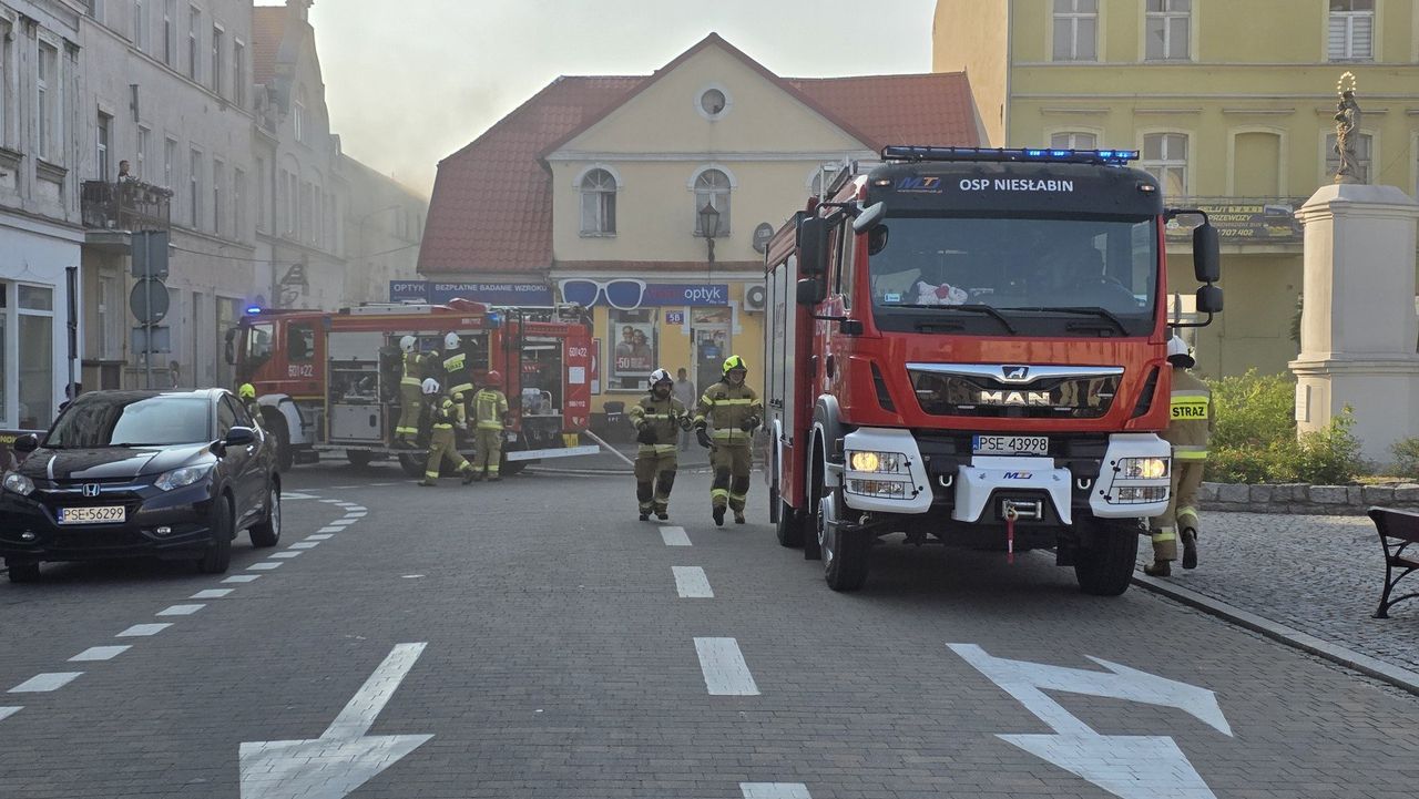 Pożar w kamienicy w Śremie. Do akcji ruszyło pięć zastępów straży pożarnej