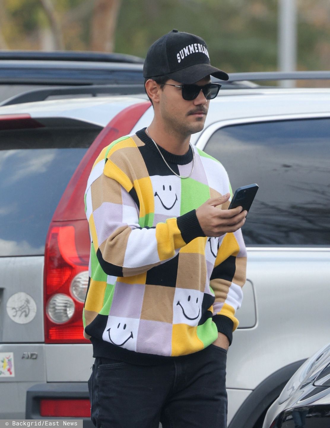 Taylor Lautner w kolorowym swetrzeCalabasas, CA  - *EXCLUSIVE*  - Actor Taylor Lautner and his wife Taylor Dome are seen grocery shopping together at Erewhon Market in Calabasas.

Pictured: Taylor Lautner

BACKGRID USA 29 NOVEMBER 2022 

USA: +1 310 798 9111 / usasales@backgrid.com

UK: +44 208 344 2007 / uksales@backgrid.com

*UK Clients - Pictures Containing Children
Please Pixelate Face Prior To Publication*GAPZ, AGAK