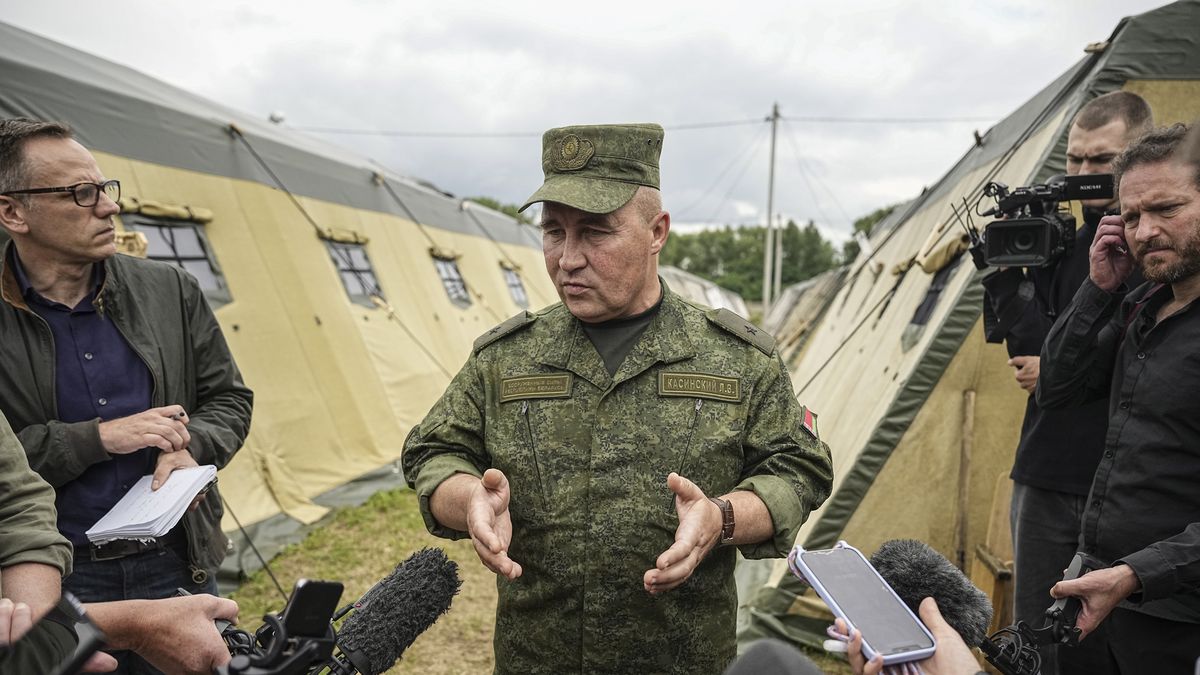 Belarusian Major General Leonid Kasinsky speaks with international journalists as they visit a Belarusian army camp near Tsel village, some 90km southeast of Minsk, Belarus, 07 July 2023. The tent camp, capable of housing up to 5,000 troops, has been offered by Belarus to accommodate the fighters of the Wagner private military company (PMC), Major General Leonid Kasinsky, assistant to the Belarusian Defence Minister said. Belarusian President Lukashenko said he was ready to use Wagner PMC in his country adding that the issue of the private military company's relocation to Belarus was yet to be resolved. EPA/STRINGER Dostawca: PAP/EPA.