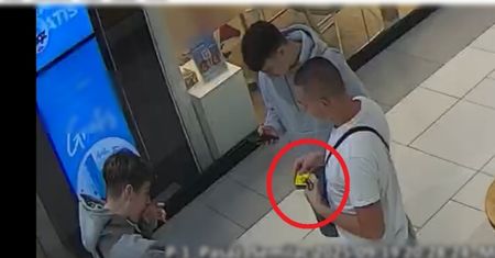 Uchwyciła ich kamera. Dokładnie widać, co mieli przy sobie