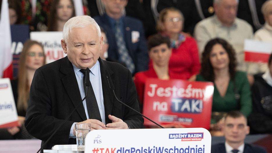Biała (pow. radzyński), 23.03.2024. Kampania samorządowa 2024. Prezes Prawa i Sprawiedliwości Jarosław Kaczyński przemawia podczas konwencji samorządowej PiS w Białej k. Radzynia Podlaskiego, 23 bm. (jm) PAP/Wojtek Jargiło