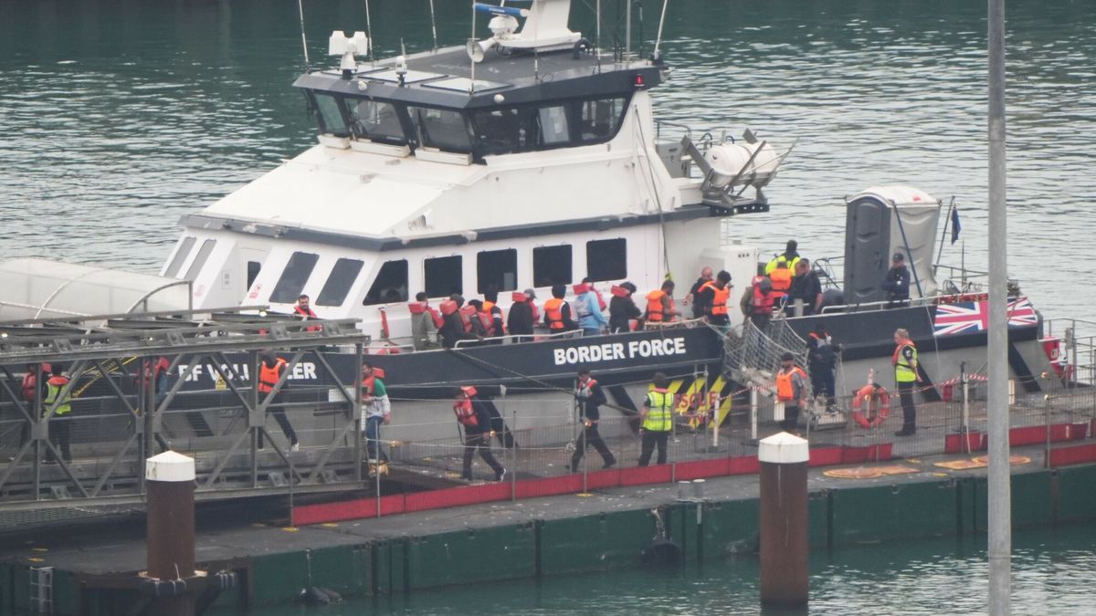 Straż graniczna odbiera migrantów w Dover