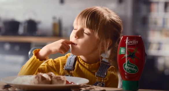 Umilanie posiłku w reklamie Kotlin (wideo)