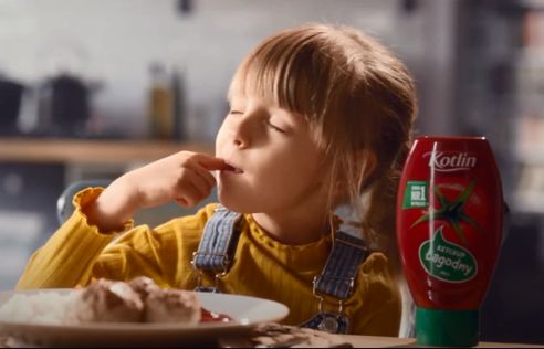 Umilanie posiłku w reklamie Kotlin (wideo)