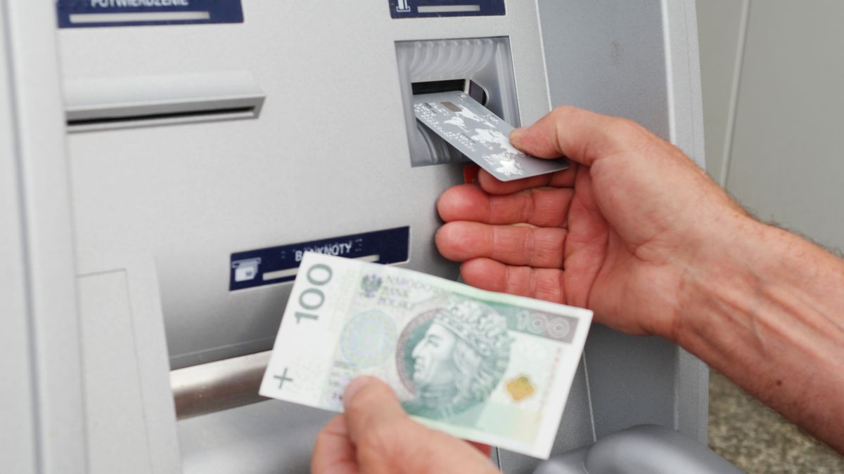 Bankomat; bankomaty; banknoty; pieniądze