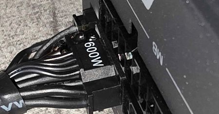 Zasilacz ASRock miał zabezpieczyć kartę przed spaleniem. Drugi raz skończyło się tak samo