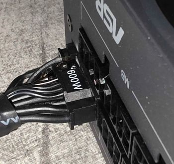 Zasilacz ASRock miał zabezpieczyć kartę przed spaleniem. Drugi raz skończyło się tak samo
