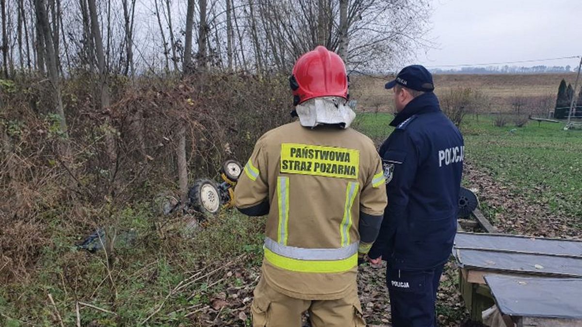 Traktor, którym kierował mężczyzna, zsunął się ze skarpy i przygniótł kierującego. 46-letni mężczyzna zmarł.