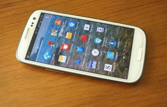 Już ponad 90 proc. Polaków korzysta z telefonów komórkowych, więcej ze smartfonów niż modeli tradycyjnych