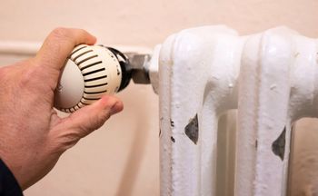 Ustaw pokrętło w tej pozycji. To kluczowe po sezonie grzewczym