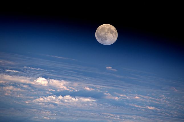Księżyc w pełni nad Ziemią, widok z pokładu stacji kosmicznej