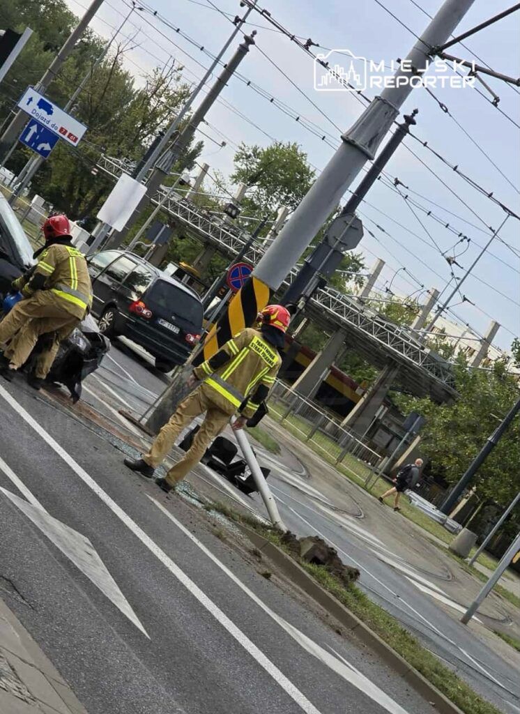 Warszawa: Zderzenie dwóch aut na Bielanach. Jedno dachowało i uderzyło w słup