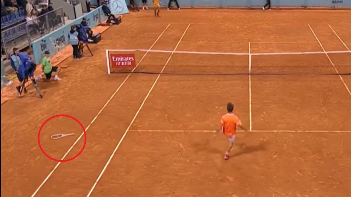 Corentin Moutet zgubił rakietę w czasie serwowania