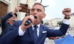 Bąkiewicz zakłócił obrady, umorzono śledztwo. Jest zażalenie