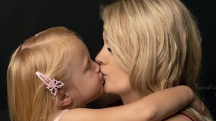 Matka zdecydowała się w związku ze swoją chorobą przekazać opiekę nad córką byłemu partnerowi.