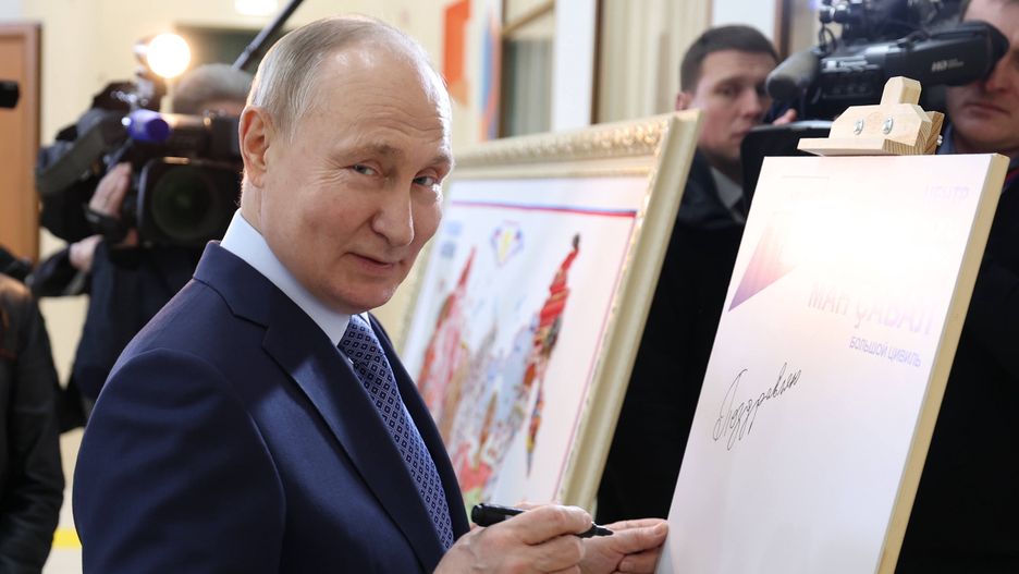 Russian President Vladimir Putin visits the Centre for Cultural Development in the town of Tsivilsk, Chuvash Republic, Russia, 22 February 2024. EPA/ALEXANDER KAZAKOV/KREMLIN / POOL MANDATORY CREDIT Dostawca: PAP/EPA.