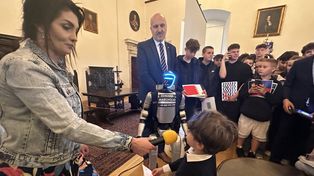 Niezwykły pojedynek w Sandomierzu na flagi między Gabrysiem Kuliberdą a robotem Edwardem Warchockim. Tłumy ludzi!
