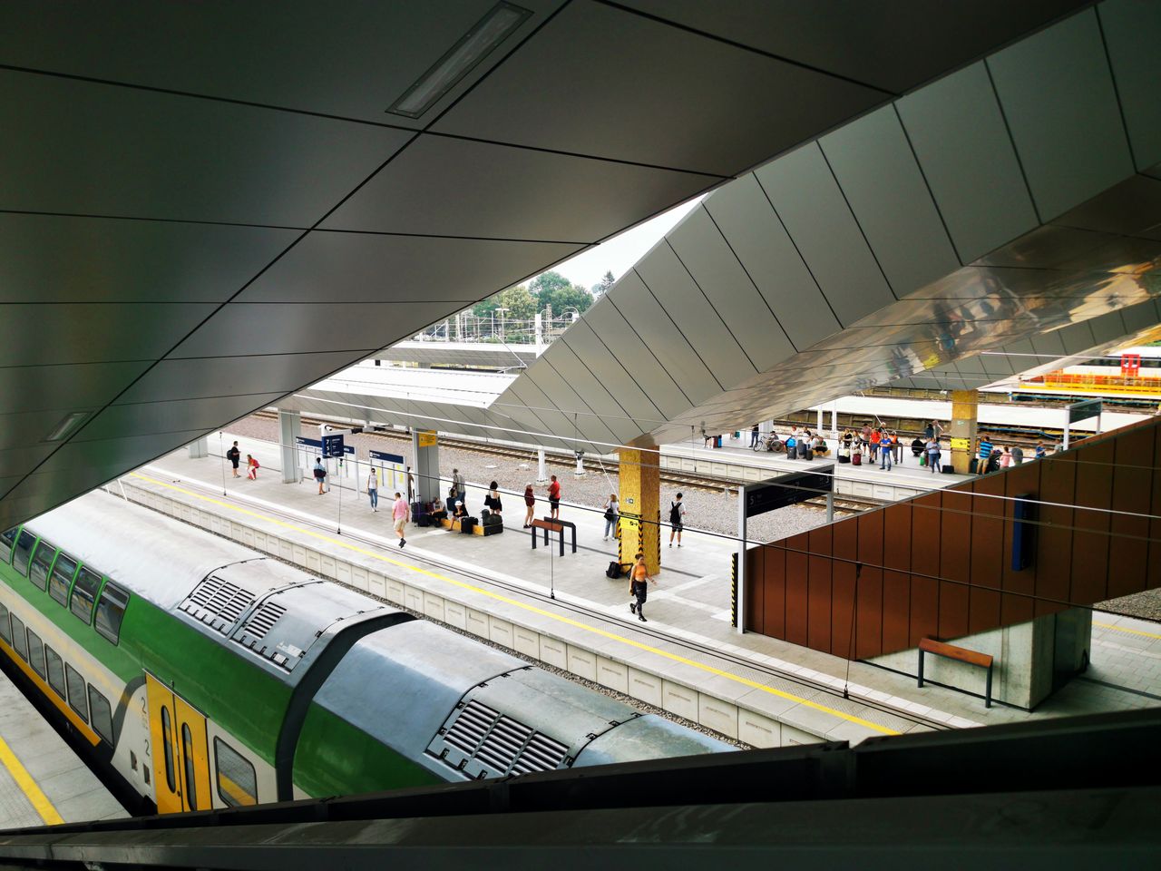 Warszawa: Dworzec Zachodni wciąż odcięty od miasta. Podróżni muszą brnąć z latarkami przez błoto. Klimaty jak z Barei?