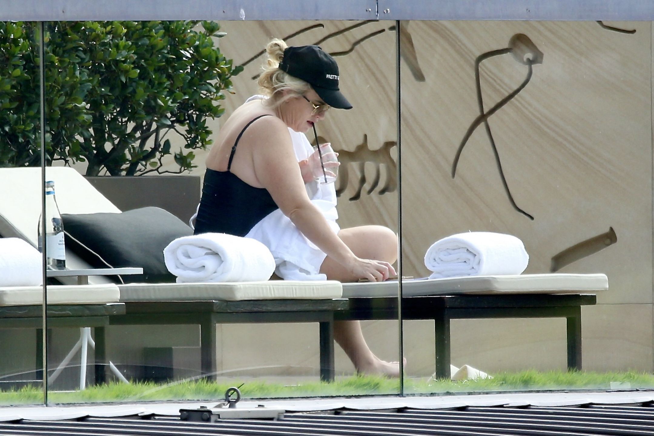 Rebel Wilson korzysta z uroków hotelowego tarasu