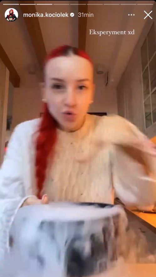 Monika Kociołek bawi się lodem