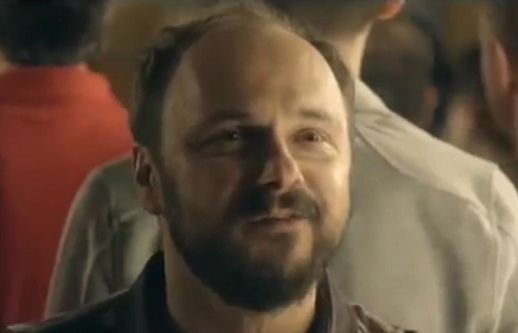 „Prosta taktyka na mecz” - Arkadiusz Jakubik reklamuje Tyskie (wideo)