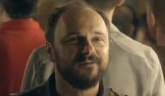 „Prosta taktyka na mecz” - Arkadiusz Jakubik reklamuje Tyskie (wideo)