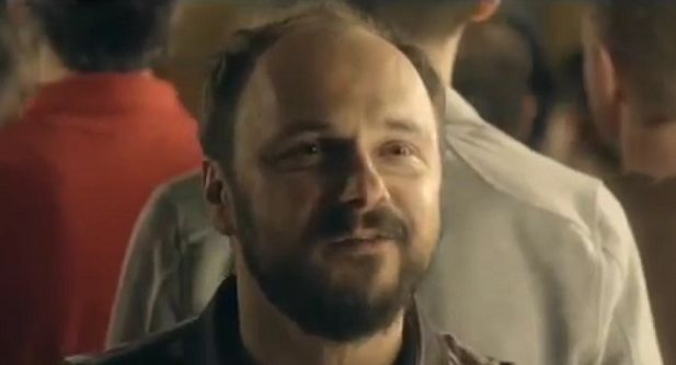 „Prosta taktyka na mecz” - Arkadiusz Jakubik reklamuje Tyskie (wideo)