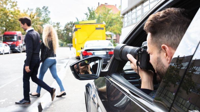 Paparazzo wyjawia. Celebryta przyłapany pod agencją towarzyską