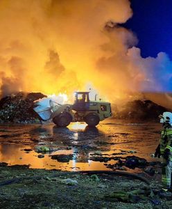 Pożar wysypiska w Bełżycach. "Ogień się nie rozprzestrzenia"