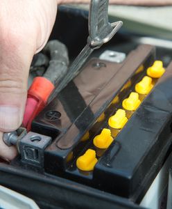 Jak zadbać o akumulator motocyklowy zimą? Oto 2 sprawdzone sposoby