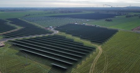 Prąd ze słońca i wiatru. Pierwsza taka farma w Polsce