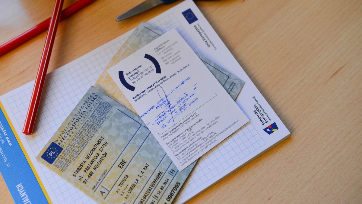 Po sprzedaży auta należy zgłosić ten fakt w wydziale komunikacji i towarzystwu ubezpieczeniowemu.