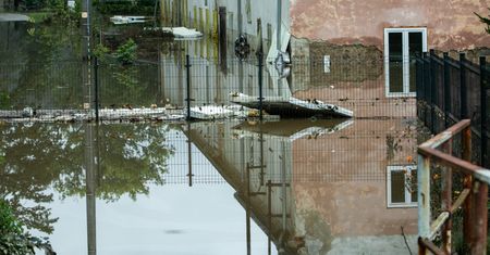 Nagły wzrost poziomu wody na Bobrze. Trudna sytuacja powodziowa w Nowogrodzie Bobrzańskim