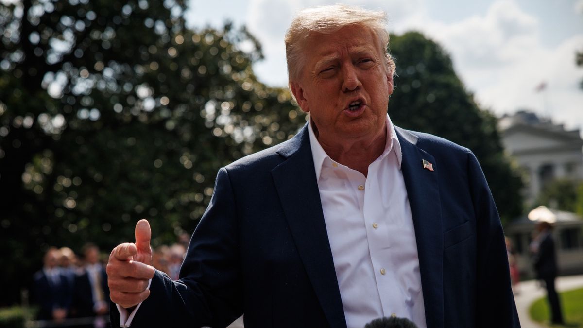 US President and First Lady depart the White House for Kerrville, Texas
epa12232055 US President Donald Trump responds to questions from reporters after walking out of the South Portico of the White House to board Marine One on the South Lawn, in Washington, DC, USA, 11 July 2025. President Trump and First Lady are heading to Kerrville, Texas, to meet with local officials and first responders after a deadly flash flood a week ago killed at least 120 people with at least 160 people still missing.  EPA/SAMUEL CORUM / POOL 
Dostawca: PAP/EPA.
SAMUEL CORUM / POOL
government, flood, weather, texas