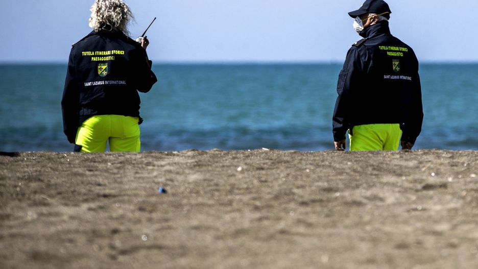 Koronawirus a wakacje 2020. Absurdalne pomysły z Włoch