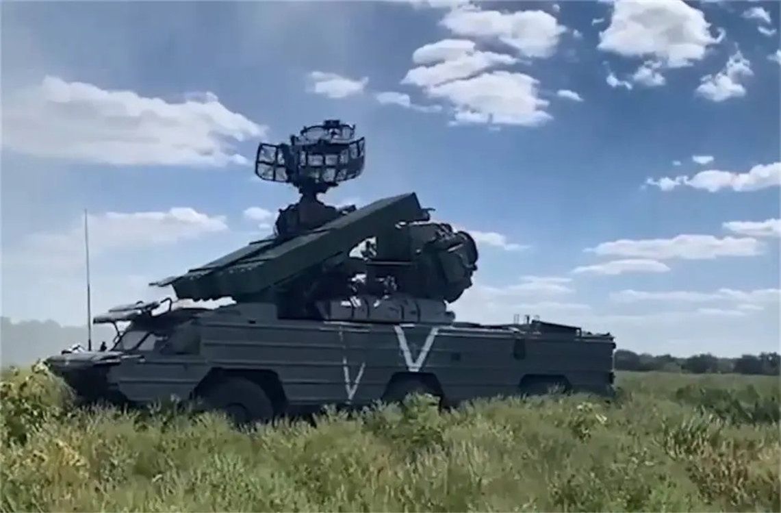 Russische Osa-AKM mit dem Zeichen "V" gekennzeichnet