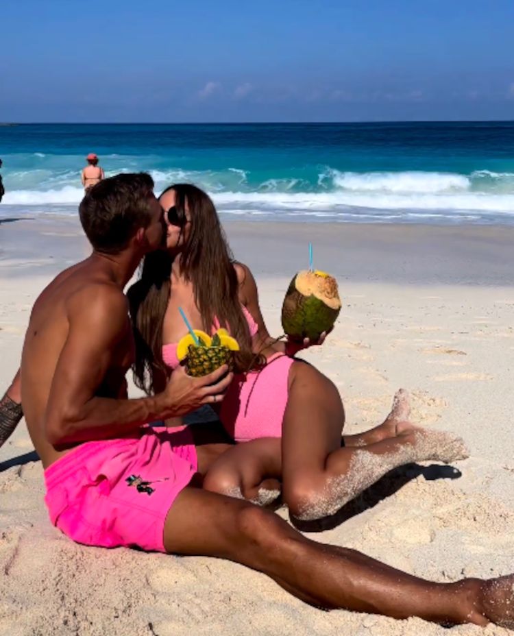 Jakub Rzeźniczak i Paulina Nowicka plażują w najlepsze. Ich miesiąc miodowy trwa