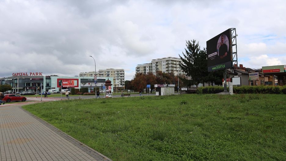 Na tym niewielkim skwerku zielonym przy al. Rejtana niedaleko Millenium Hall trudno sobie wyobrazić postawienie 30-metrowego bloku z pełną infrastrukturą