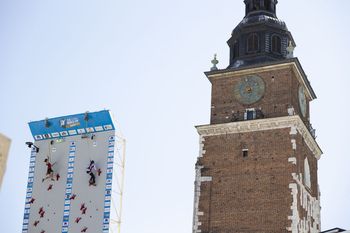 Mistrzyni olimpijska brylowała na Rynku Głównym w Krakowie. Aleksandra Mirosław najszybsza na ścianie obok Ratusza